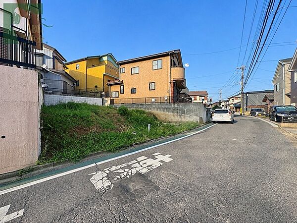 閑静な住宅街に位置しており、空の広がりを感じられる開放的な環境が、日々の暮らしに穏やかなひとときをもたらしてくれます