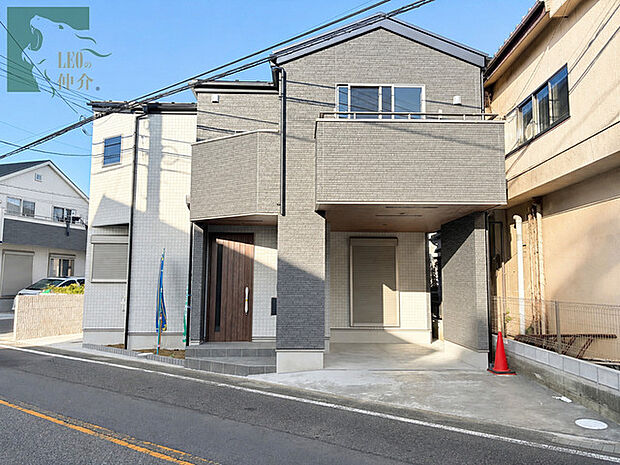 洗練された外観デザインが街並みに映える、落ち着いた佇まいの住まい。