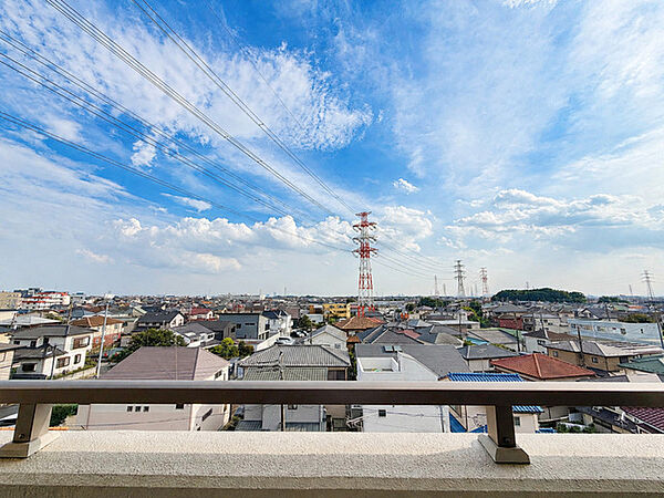 視界を遮るもののない広々とした空が広がり、街並みを一望できる開放的な眺望が日々の暮らしに心地よいゆとりと開放感をもたらしてくれます