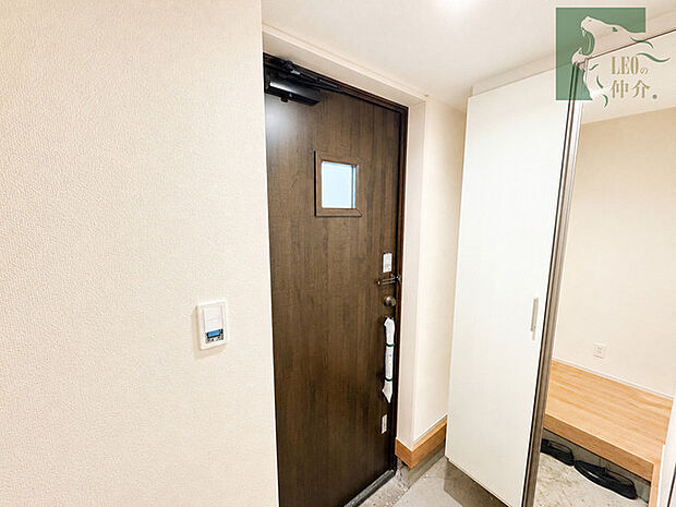 落ち着いた色合いの建具がアクセントとなる、すっきりとまとまりのある空間です。