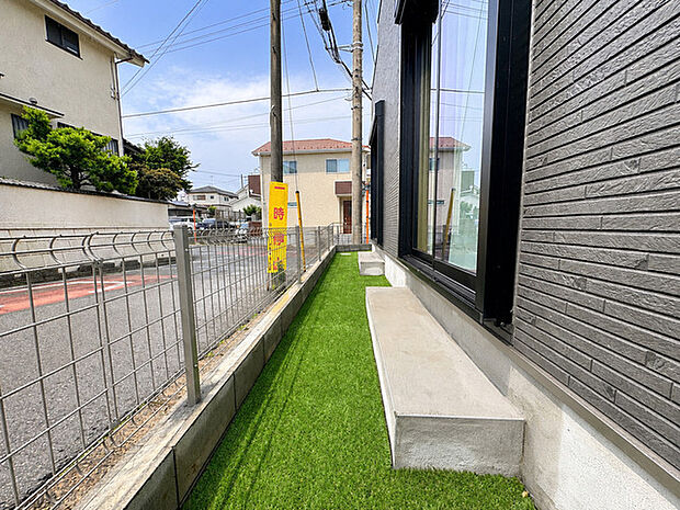 洗練された外壁と整った植栽が織りなす、住まいの外側に広がる落ち着いた空気感。日々の暮らしに心地よい余白をもたらす、程よい距離感が保たれた外構デザインが日々の暮らしに安らぎのひとときを与えてくれます