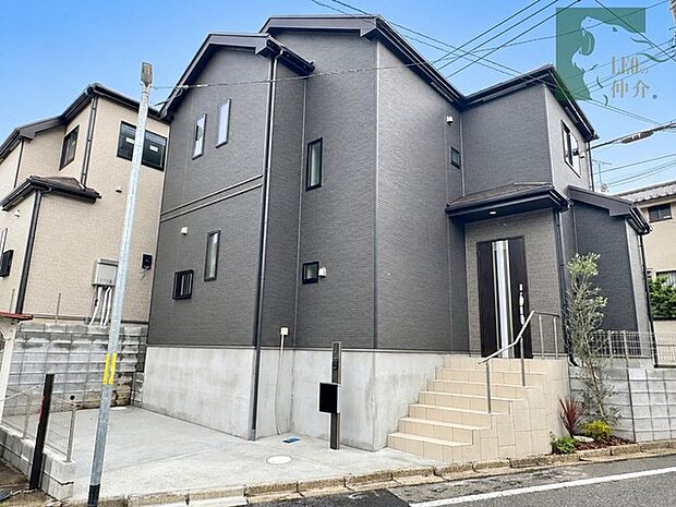 落ち着いた色調の外壁が洗練された印象を与える、モダンな佇まいの建物です。周囲の街並みにも調和する端正なフォルムが、帰宅するたびに心地よい安らぎを感じさせてくれる、静かで上品な住まいです