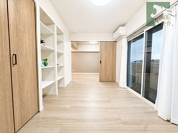 木目の温もりが心地よい、すっきりと整えられた穏やかな空間が広がります。