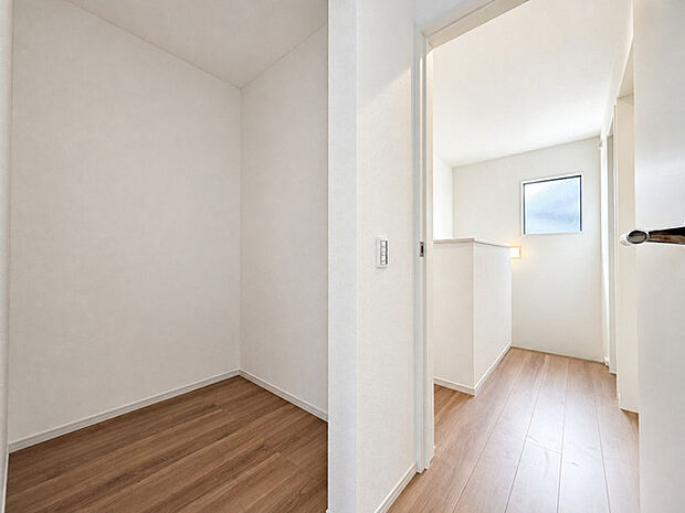 無駄のないシンプルな空間設計が、日々の暮らしに心地よい余白を生み出し、自然な素材感と柔らかなトーンが調和した、落ち着きのある佇まいです 