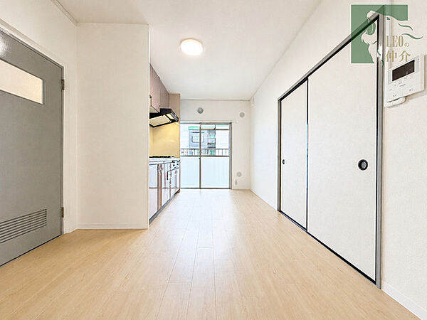 余計な要素を削ぎ落としたシンプルな空間が、日々の暮らしに静かな安らぎをもたらします。