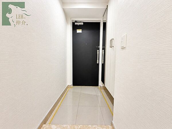 白を基調としたすっきりとした空間が広がり、シックな色合いの建具がアクセントとなる落ち着いた佇まいです