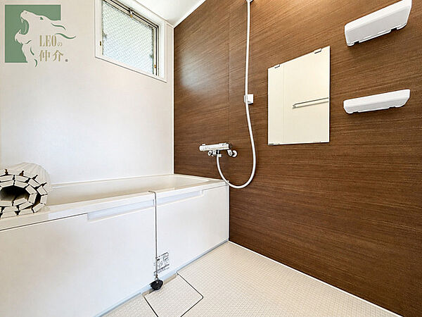 木目のアクセントパネルが落ち着いた雰囲気を醸し出す上質な空間です