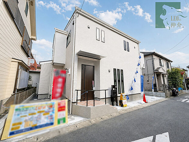 清潔感のある白い外壁が洗練された印象を与え、街並みに穏やかに溶け込む住まいです。