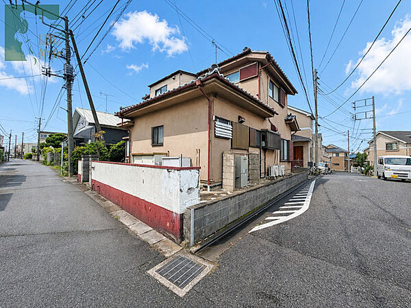 空を広く見渡せる角地に位置し、穏やかな日常が流れる住環境が魅力の佇まいです。