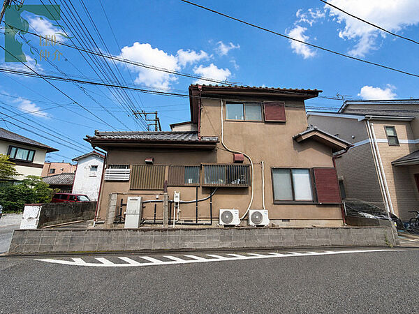 青い空の下、街並みに静かに溶け込む落ち着いた佇まいが、日々の暮らしに安らぎを感じさせてくれます。