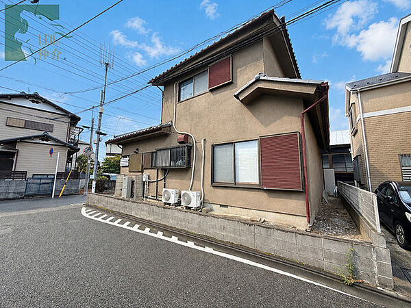 街並みに馴染む落ち着いた佇まいで、日々の暮らしを静かに見守る素朴な外観が印象的です。