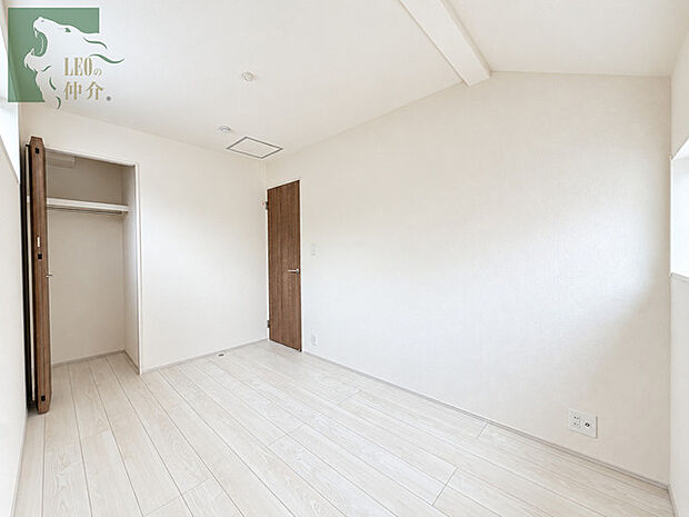 白を基調としたすっきりとした空間が広がり、木の温もりが心地よい落ち着きのある室内です。