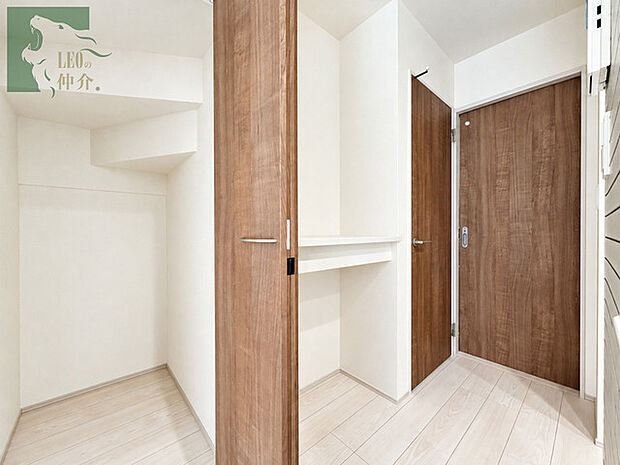 木の温もりが映える建具と白を基調としたすっきりとした空間が調和する落ち着いた佇まい。