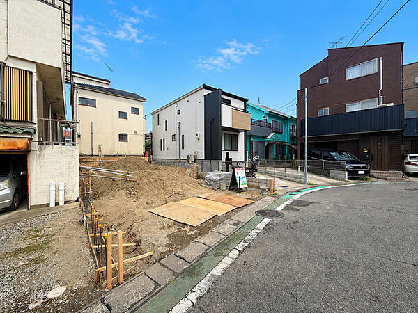 青空が広がる穏やかな周辺環境に恵まれ、新しい暮らしの風景を描くことができる開放的なロケーションです