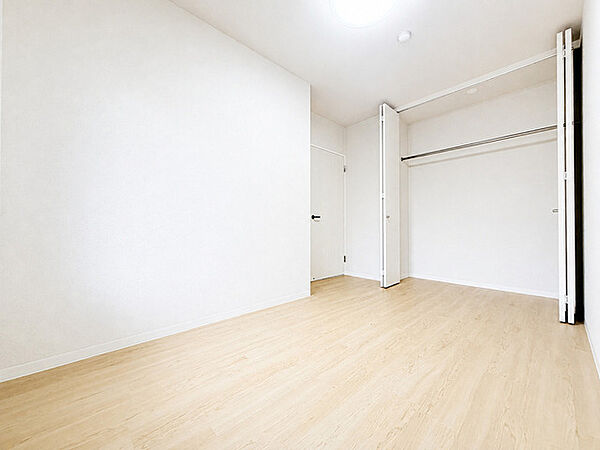 無駄な装飾を削ぎ落としたシンプルな空間は、心地よい静けさと穏やかな時間が流れる落ち着いた雰囲気を醸し出しています