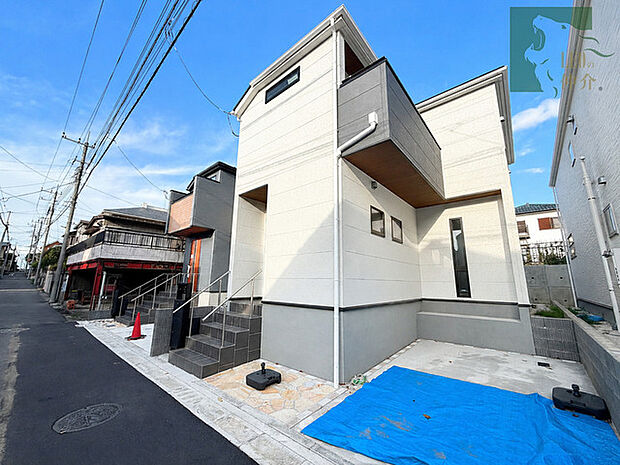 洗練されたフォルムとコントラストが際立つ、街並みに調和するモダンな佇まいの住まい。