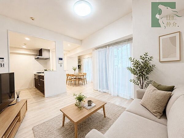 空間に広がりを感じさせる設計は、開放的でどこか懐かしい雰囲気。毎日の時間を大切に過ごせる住まいです