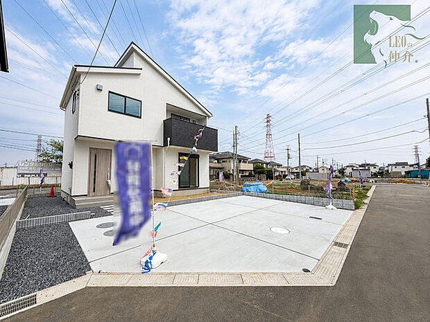 青空の下に佇む白を基調とした外観は、すっきりと洗練された印象をあたえます。