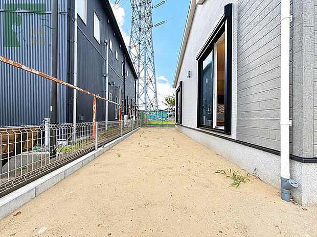 建物同士に適度なゆとりを持たせた整えられた外構が心地よい空間です
