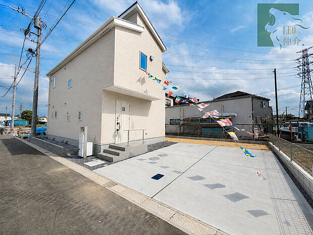 青空に映えるすっきりとした外観が心地よい穏やかな佇まいを見せる住まい