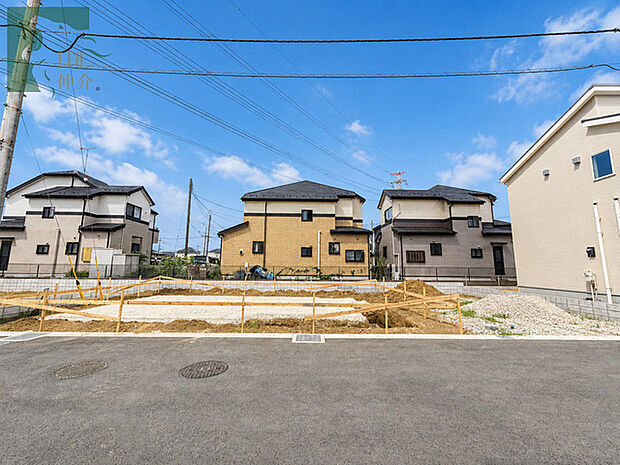 整然と住宅が並ぶ落ち着いた街並みの中に、これからの暮らしを描くための更地が広がっています。