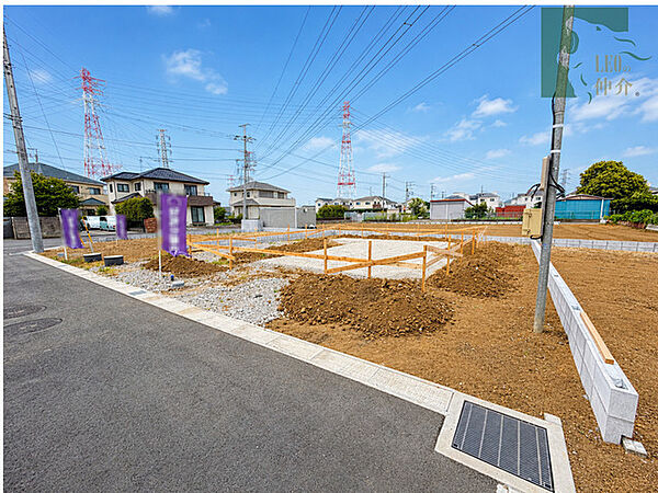 青い空が広がる開放的な立地に、新しい暮らしの始まりを感じさせる広々とした敷地です。