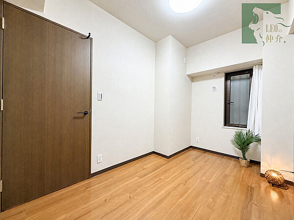 落ち着いた色合いの建具がアクセントになる、穏やかな時間を過ごせるプライベート空間。