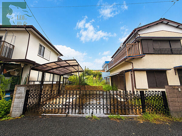 青空が広がる開放的なロケーションに佇む、ゆったりとした時間の流れる穏やかな住まい