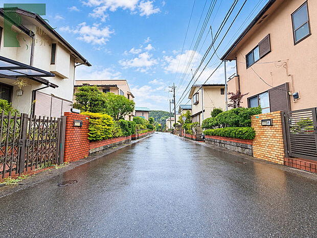 緑豊かな街並みに囲まれ、穏やかな時間が流れる落ち着いた佇まいの住環境です。
