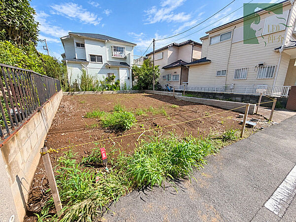 開放的な空が広がり穏やかな時間が流れる閑静な街並みに寄り添う敷地