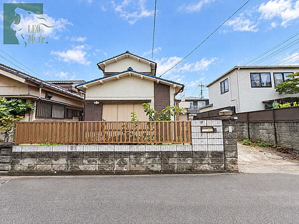 青空に映えるすっきりとした佇まいが心地よい穏やかな住まい
