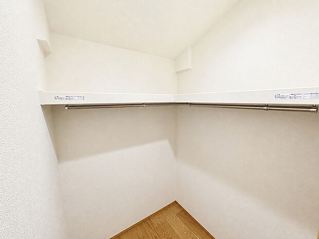 すっきりと整えられた空間が広がり、日々の暮らしを心地よく支えてくれる落ち着いた雰囲気が漂います 