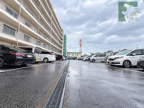 ゆとりある敷地内に整えられた駐車スペースが日々の暮らしの利便性を高めてくれます