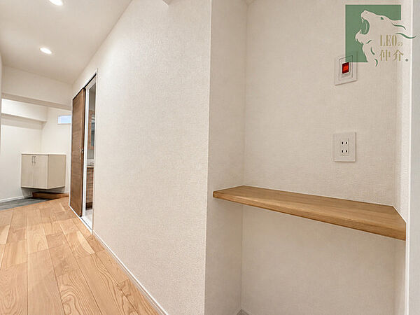 木目の温もりがさりげなく引き立つ、すっきりと洗練された空間が広がります。