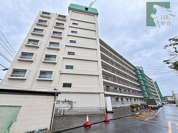 整然とした佇まいが安心感を与える、落ち着いた雰囲気の外観です。