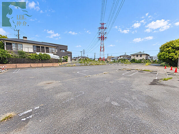 開放感のある広々とした敷地に青空が広がり穏やかな時間が流れる空間