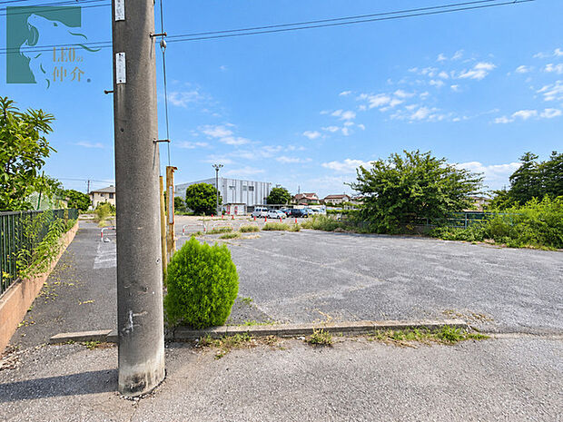 遮るもののない広々とした空間に心地よい風が吹き抜ける開放的な敷地