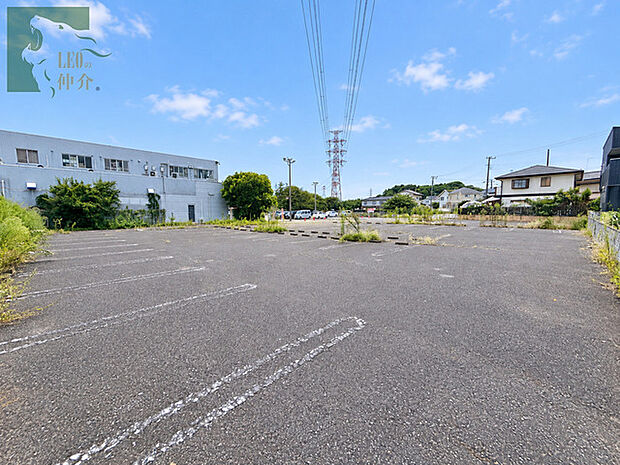 空が広く見渡せる開放的な空間にゆとりある敷地が広がり心地よい静けさが漂う場所
