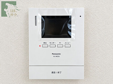 来訪者の姿をしっかりと確認できるTVモニター付きインターフォンが設置されており、日々の暮らしに安心感をもたらしてくれます