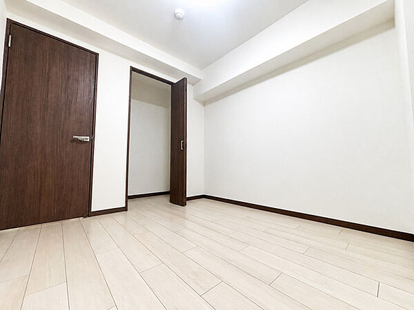 白を基調としたすっきりとした空間に濃い色合いの建具が映え、落ち着きと洗練された印象を感じさせる室内です