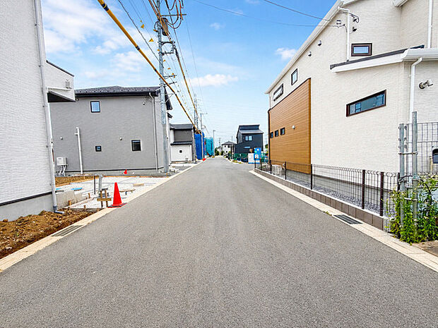 すっきりと整備された街並みが広がり、心地よい開放感と穏やかな日常が感じられるロケーションです 
