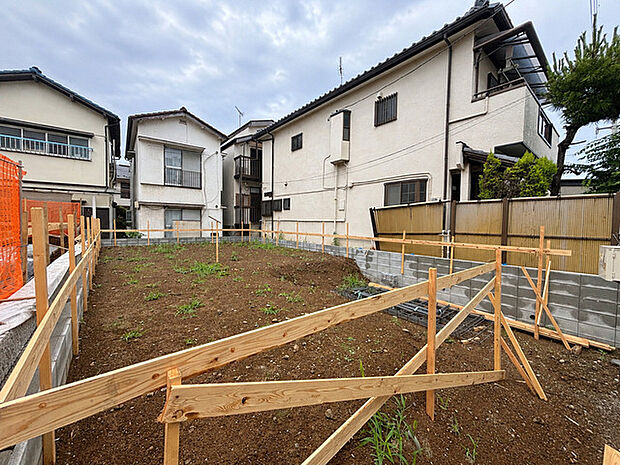 周辺の街並みに溶け込む落ち着いた住環境で、これからの新しい暮らしの構想を描きやすい敷地です 