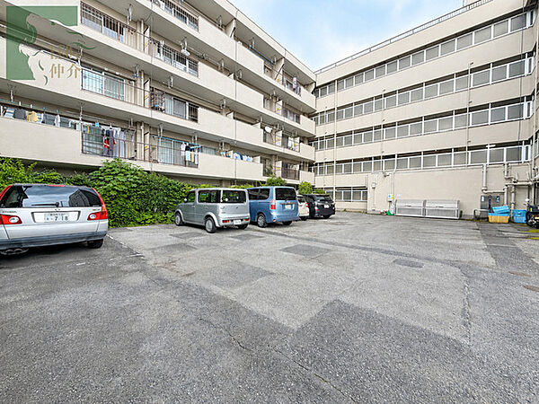 住まいと日常が調和し、居住者同士の穏やかな暮らしの風景が広がる落ち着いた敷地内です。
