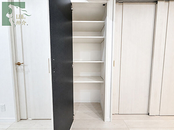 洗練されたモノトーンのコントラストが、日々の暮らしに静かな調和と整った印象をもたらしてくれます。