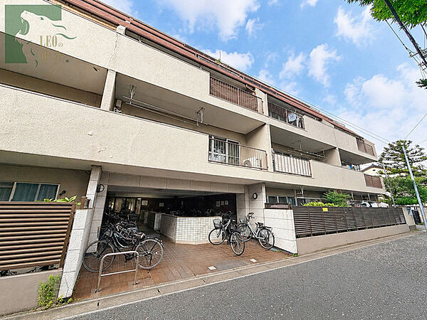 日々の暮らしに自然と馴染む、落ち着いた佇まいが魅力の集合住宅です。