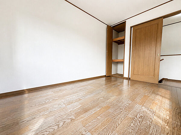 木目の温かみと端正な空間が調和し、日々の暮らしに心地よい静けさと安らぎをもたらしてくれる穏やかな佇まいです