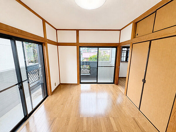 木目の質感が心地よい調和を生み出し、窓から広がる開放感が暮らしにゆとりをもたらす、心穏やかに過ごせる空間です