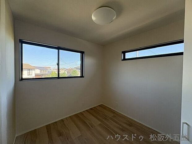2階5帖の洋室。こちらも壁紙が一面だけお好きなデザインに変更出来ます。