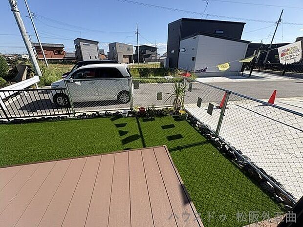 全面道路とウッドデッキ