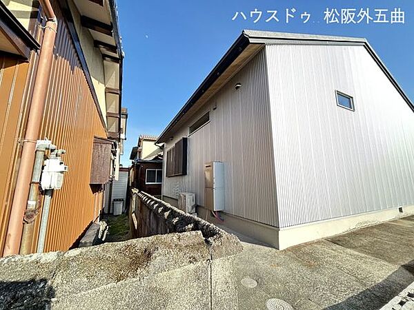 北東となり　境界北西から南東に向かって撮影